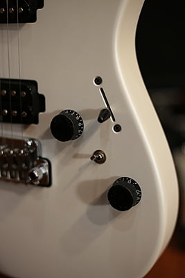 Ibanez az2402 Prestige trắng 2021