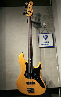 Fender American Deluxe Ash Jazz Bass Butterscotch Blonde Rosewood Fretboard/ made in usa Fender American Deluxe Ash Jazz Bass Butterscotch Blonde Rosewood Fretboard/ made in usa