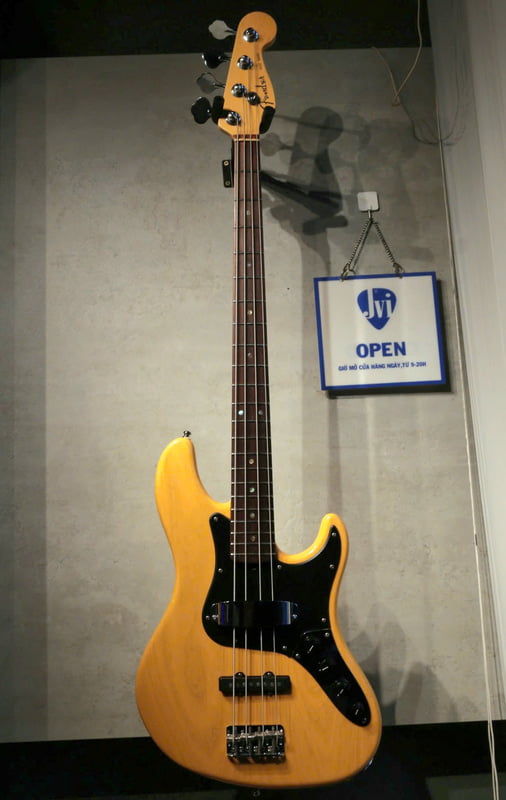 Fender American Deluxe Ash Jazz Bass Butterscotch Blonde Rosewood Fretboard/ made in usa Fender American Deluxe Ash Jazz Bass Butterscotch Blonde Rosewood Fretboard/ made in usa