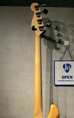 Fender American Deluxe Ash Jazz Bass Butterscotch Blonde Rosewood Fretboard/ made in usa Fender American Deluxe Ash Jazz Bass Butterscotch Blonde Rosewood Fretboard/ made in usa