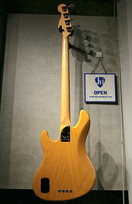 Fender American Deluxe Ash Jazz Bass Butterscotch Blonde Rosewood Fretboard/ made in usa Fender American Deluxe Ash Jazz Bass Butterscotch Blonde Rosewood Fretboard/ made in usa