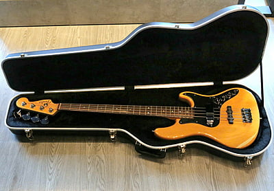 Fender American Deluxe Ash Jazz Bass Butterscotch Blonde Rosewood Fretboard/ made in usa Fender American Deluxe Ash Jazz Bass Butterscotch Blonde Rosewood Fretboard/ made in usa